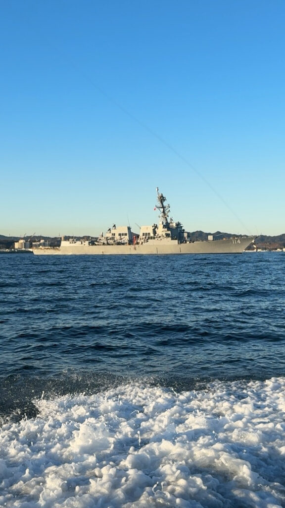 近くを航行する護衛艦